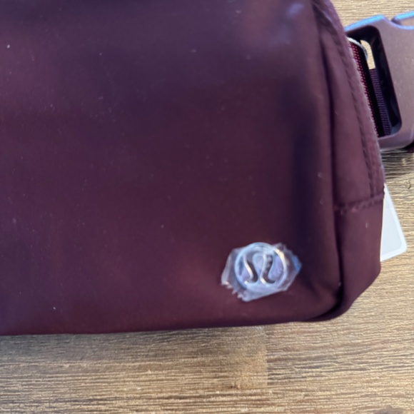 🇨🇦NEW WITH TAG Lululemon UBC Everywhere Belt Bag - Cassis - Picture 4 of 7
